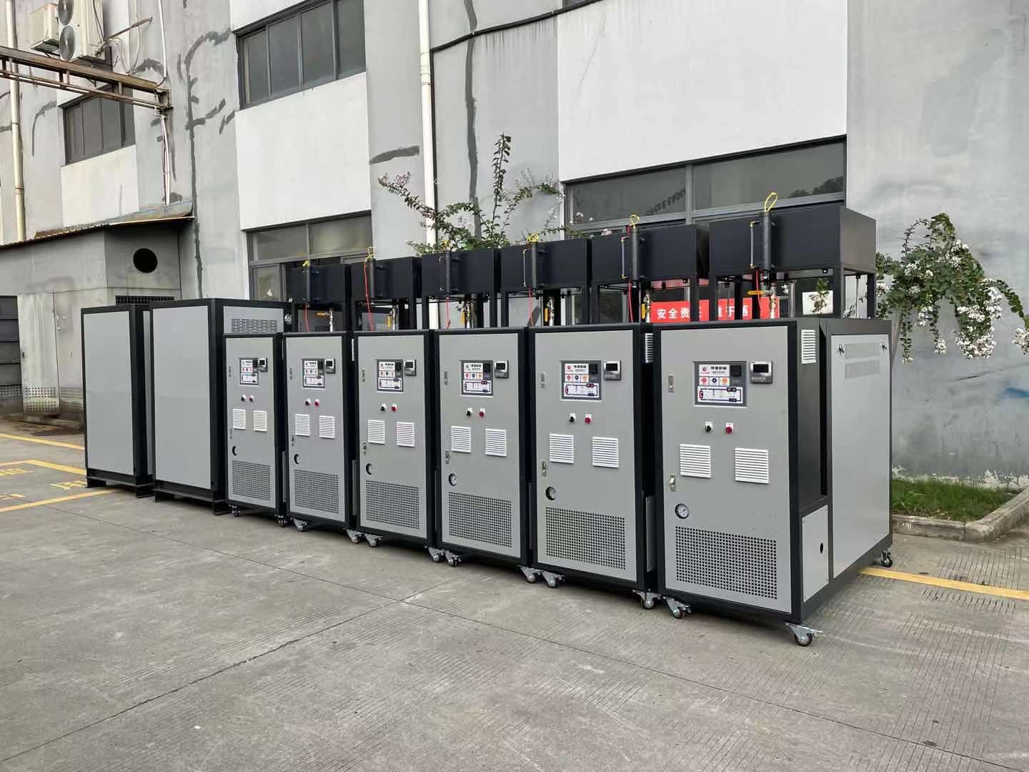 熱媒電加熱導(dǎo)熱油爐具有低壓、高溫的特性,是一種新型環(huán)保工業(yè)爐。